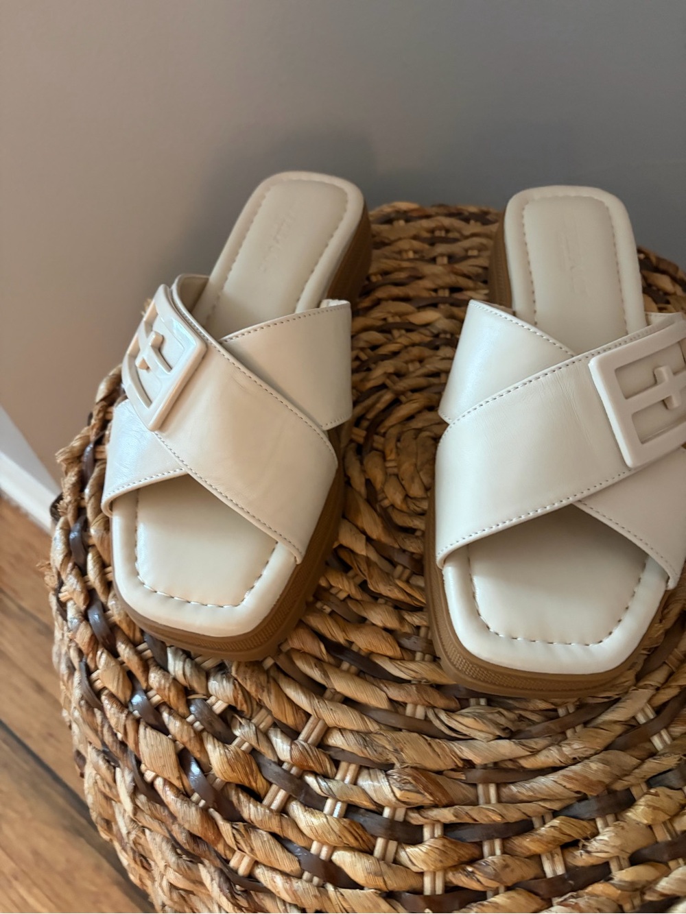 Liverpool Los Angeles Women's Cream Crossover Slide Sandals